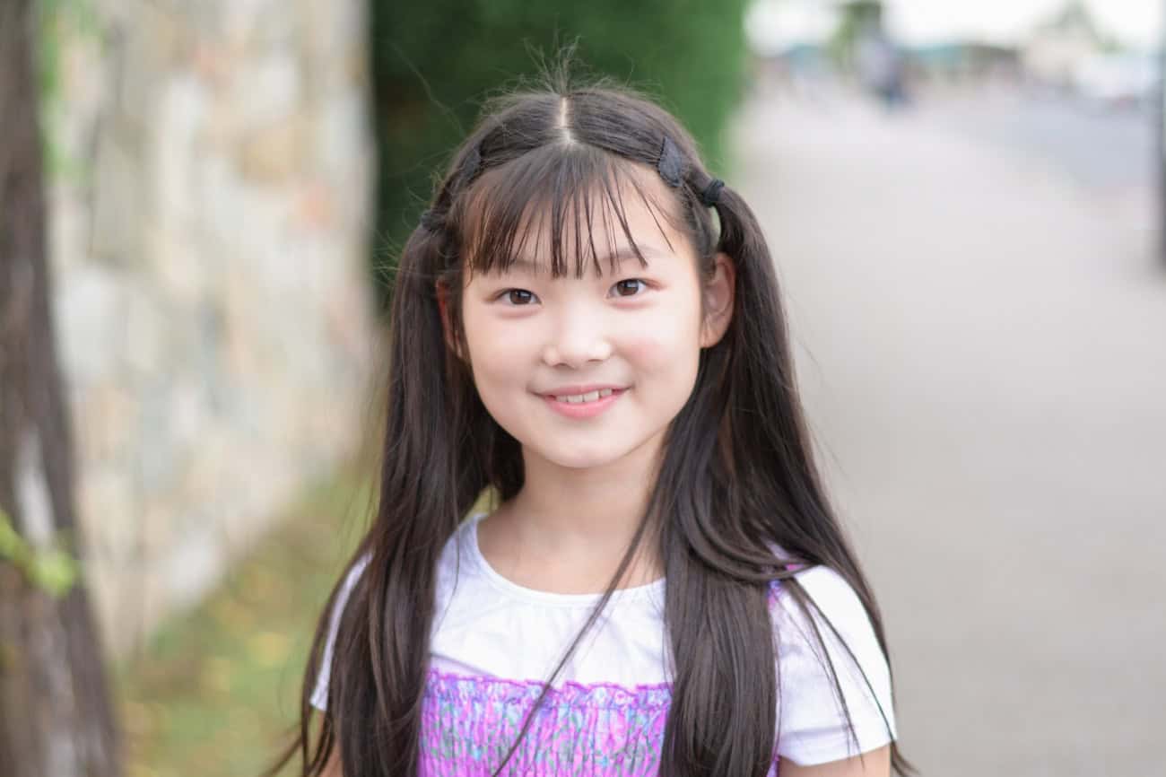 青いシャツを着ている人はスマイルしている 自動的に生成された説明