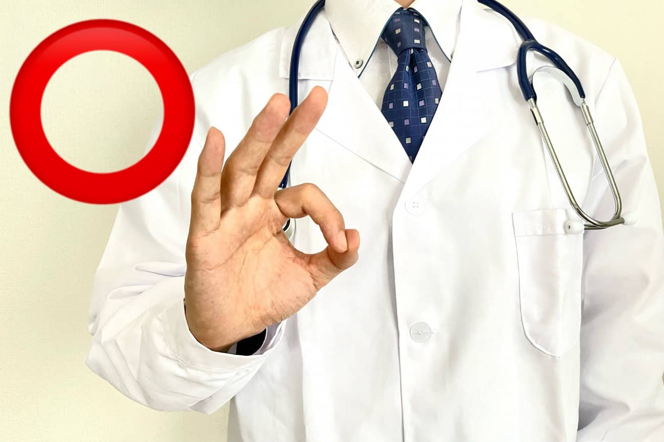 白いシャツを着ている人の手 中程度の精度で自動的に生成された説明