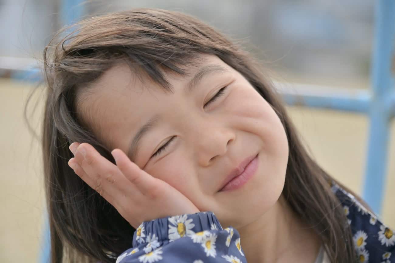 髪の長い女の子 自動的に生成された説明