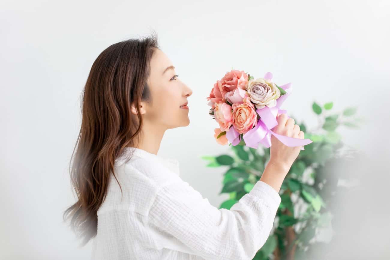 ピンクのドレスを着た女性

中程度の精度で自動的に生成された説明