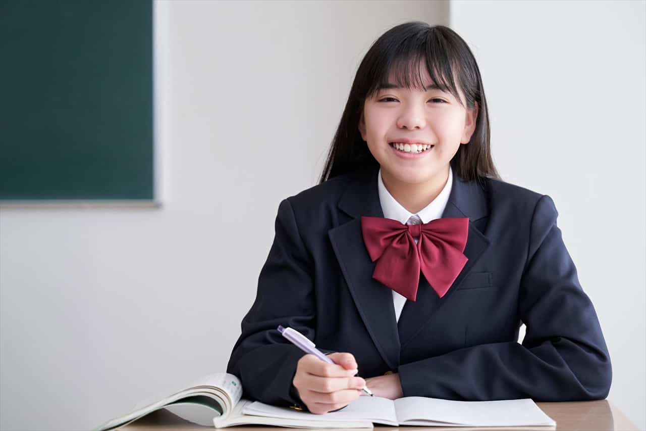 机の上に座っているスーツを着た男性

中程度の精度で自動的に生成された説明