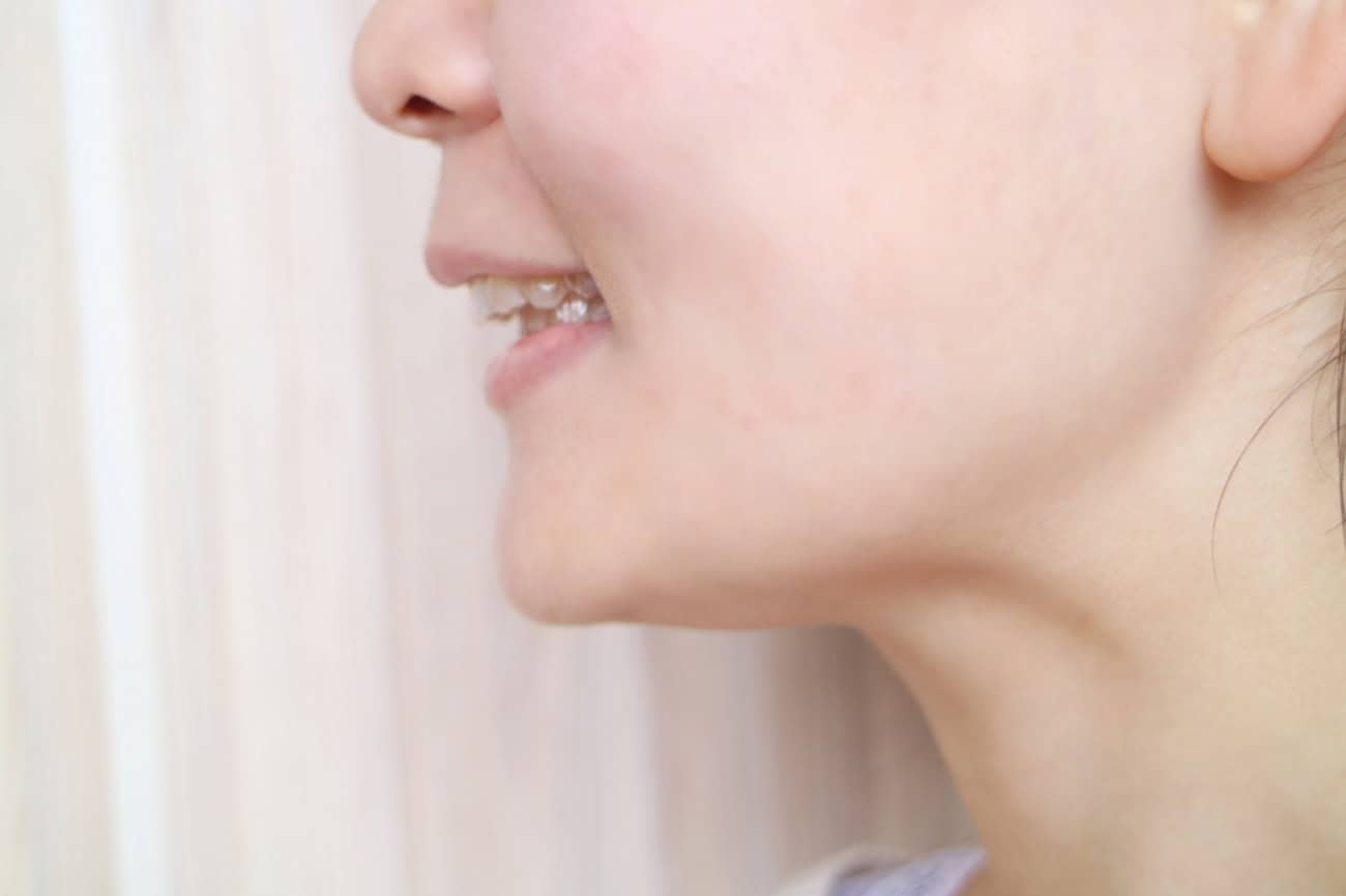 口を開けている子供 中程度の精度で自動的に生成された説明